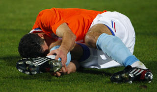 DELVIS AVREVNE LEDDB�ND: Robin van Persie ble taklet av Giorgio Chellini, men legger ikke skylda for skaden p� italieneren. Foto: REUTERS/Max Rossi