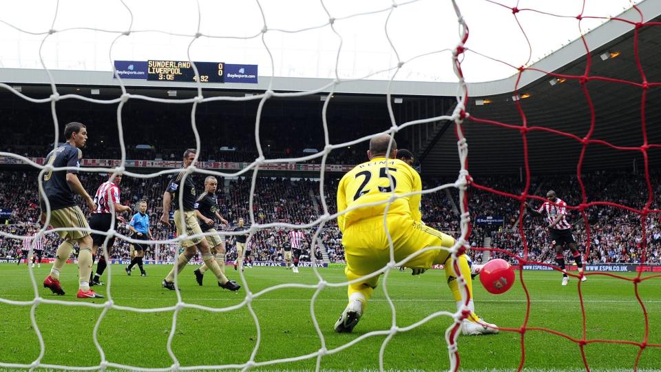 BADEBALLEN BLE MATCHVINNER: I samarbeid med Darren Bent s�rget badeballen for at Sunderland slo Liverpool 1-0. N� er den solgt for nesten 4000 kroner. Foto:   REUTERS/Nigel Roddis