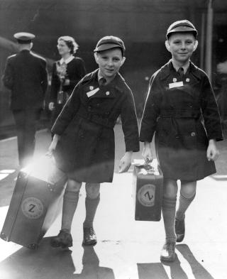 TVILLINGER P� TUR: I 1950 ble de 10 �r gamle, britiske tvillingene Brian Thomas Sullivan (til venstre) og Kevin James Sullivan fra London sendt til Australia. Her b�rer de bagasjen sin om bord i  Rangitoto p� vei til Auckland, New Zealand. Foto: AP