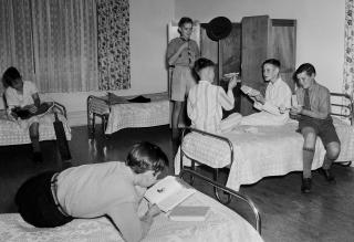 BLE MISHANDLET FYSISK OG PSYKISK: Mange av barnehjemsbarna opplevde � bli tatt ut av sine familier og behandlet sv�rt d�rlig p� barnehjem. Foto: AP/National Archives of Australia
