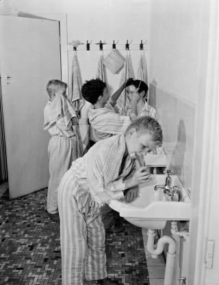 KLAR FOR SENGA: Britiske barnehjemsbarn ved Melrose House. Foto: AFP/National Archives of Australia