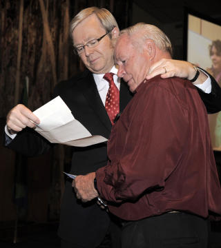 FIKK H�RE HISTORIENE: Kevin Rudd sammen med en av deltakerne p� dagens seremoni. Foto: AP