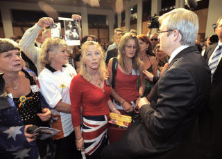 SNAKKET MED DE BER�RTE: Australias statsminister Kevin Rudd (til h�yre), snakket med folk etter seremonien i dag. Foto: AP/Mark Graham