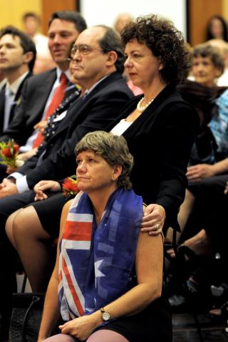 SV�PT I FLAGGET: Debra Lowe st�ttes av statsministerkone Therese Rein (�verst) under seremonien. Foto: EPA/ALAN PORRITT