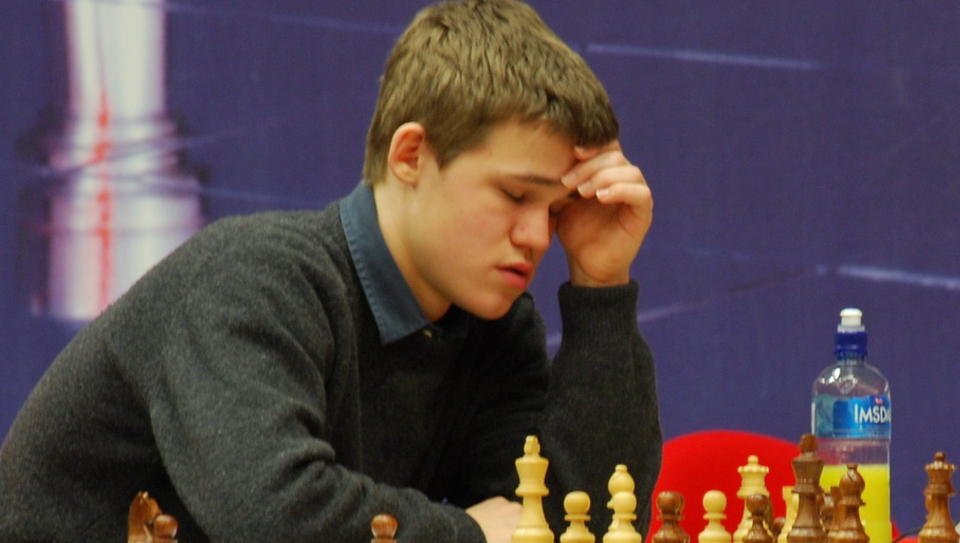 BLANDET START FOR MAGNUS: Magnus Carlsen fikk tr�bbel i to partier i lynsjakk-VM, men vant b�de f�r og etter. Her under en turnering i Nederland. Foto: Eivind Skjervum