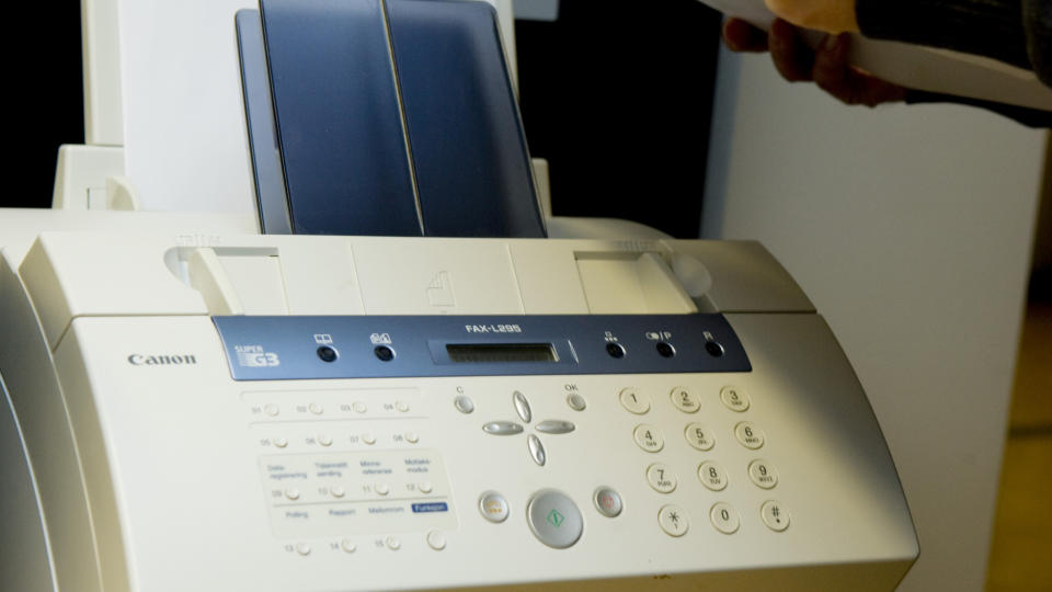 HASTEMELDING: Politiet benytter telefax n�r de skal ha ut informasjon om kriser kjapt til politidistriktene. Men andre halvstatlige selskaper syns ikke fax er det optimale kommunikasjonsmiddel. Foto: Berit Roald / Scanpix