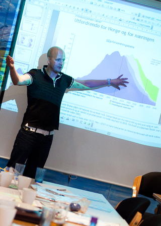 SATSET I VALGKAMPEN: Sigbj�rn Aanes fra OLF holder foredrag for H�yre. De r�dgr�nne har utsatt � avgj�re en �pning av Lofoten og Vester�len til 2010.
Foto: Jo Straube