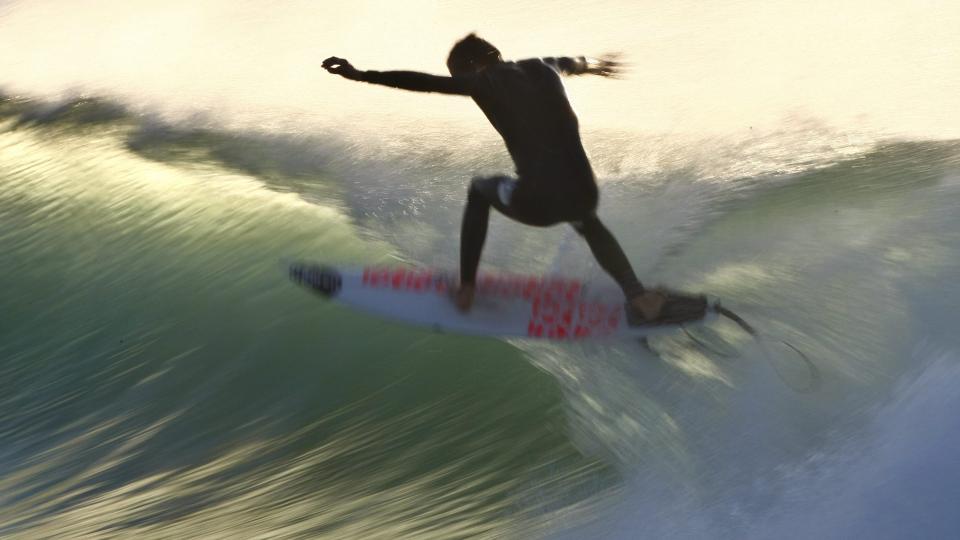 SURFERDRAMA: Dem amerikanske forfatteren Don Winslow har skrevet en utmerket thriller fra et surfermilj�. EPA/NIC BOTHMA/SCANPIX