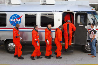 SOMMERFUGLER I MAGEN OG sommerfugler i bagasjen. Her entrer Atlantis-mannskapet Astrovan-en som bringer dem til plattformen. Fra h�yre: kommand�r Charlie Hobaugh, pilot Barry Wilmore og oppdragsspesialister Leland Melvin, Randy Bresnik, Mike Forman og Bobby Satcher Foto: Matt Stroshane/Getty Images/AFP/SCANPIX