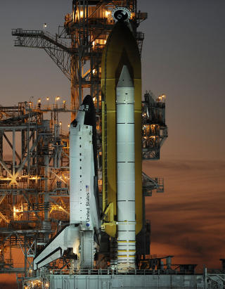 ATLANTIS KLAR til oppskyting fra plattform 39A p� Kennedy Space Center i Florida. Dette er Atlantis' nest siste tur til verdensrommet f�r hun settes p� bakken, i f�lge planen. Foto: AFP PHOTO/Stan HONDA/SCANPIX