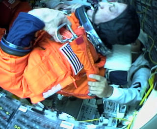 FEST BELTET: Kommand�r  Charles O. Hobaugh sikres til stolen. Foto: NASA TV