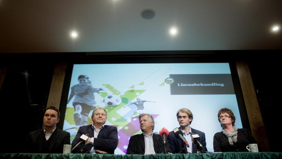 LA FRAM DYSTRE TALL: Nestleder i klubblisensnemda Thomas Borne (f.v.), administrerende direkt�r i Norsk Toppfotball, Niels R�ine, leder av Klubblisensnemnda Jan L�kling, klubblisensansvarlig i Norges Fotballforbund, Rune Nordhaug og styreleder i Serieforeningen for Kvinnefotball, Ulla Britt Wiig Kristensen la fram dystre tall da de opplyste om at 17 fotballklubber har f�tt betinget lisens av Klubblisensnemnda. De m� kunne dokumentere positiv egenkapital innen 31. desember for � f� lisens.
Foto: Kyrre Lien / Scanpix
