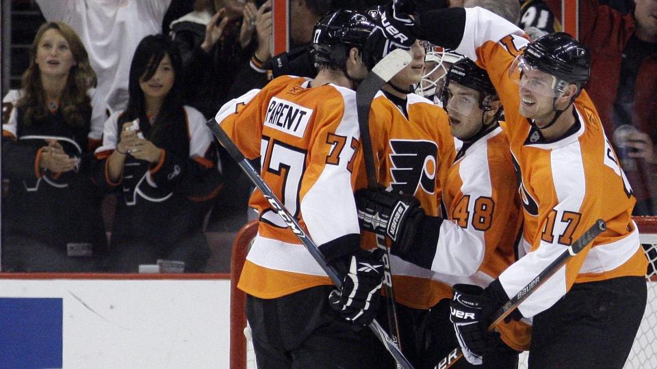 HJEMMESEIER: Her feirer Philadelphia Flyers-spillerne m�let til James van Riemsdyk i 3. periode mot NJ Devis. Foto: AP/Matt Slocum