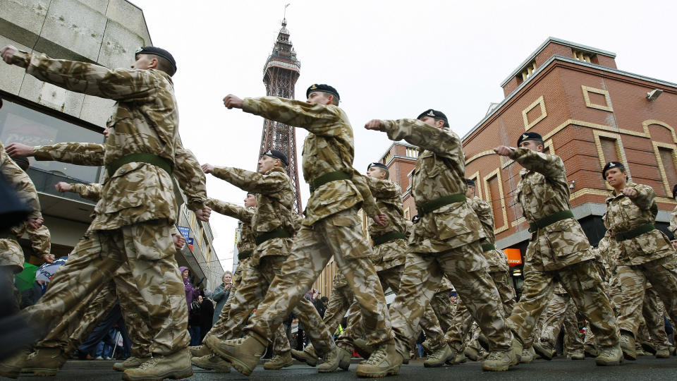 VEL HJEMME: Disse soldatene i det 12. artilleriregementet i den britiske h�ren er omsider hjemme fra Afghanistan. Britene h�per penger kan hjelpe dem � avslutte krigf�ringen i landet. Foto: REUTERS/Phil Noble/Scanpix