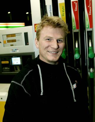 MYE BENSIN: Oddvar Bj�r�n kj�rer Hummer som bruker fire liter bensin p� mila. Han hadde h�pet Frp ville satset p� st�rre kutt. - Dette var litt mindre enn jeg h�pet p�, sier Bj�r�n. Foto:Jacques Hvistendahl