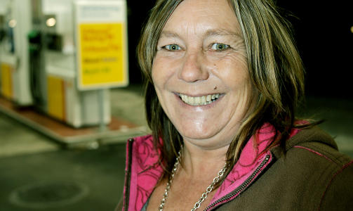 TIPPET TO: Janne Elstad hadde tippet Frp ville satt ned avgiftene p� bensin med to kroner. 50 �re imponerer ikke voldsomt: - Jeg hadde trodd de ville redusert den mer. Det hadde v�rt moro om de hadde f�tt pr�ve seg i regjering, men hvis de ikke kutter mer enn 50 �re, er det ikke noe vits i. 650 kroner er ikke mer enn �n gratis tank i �ret. Siv m� nok regne p� budsjettet �n gang til, sier hun til Dagbladet.
Foto:Jacques Hvistendahl