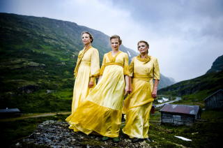 TRAVEL DAME: Ane og Aksel er to av landets mest etterspurte skuespillerer, men regiss�ren tror de skal f� f� til � sette opp stykket p� nytt etter p�ske. Foto: Thomas Rasmus Skaug / Dagbladet