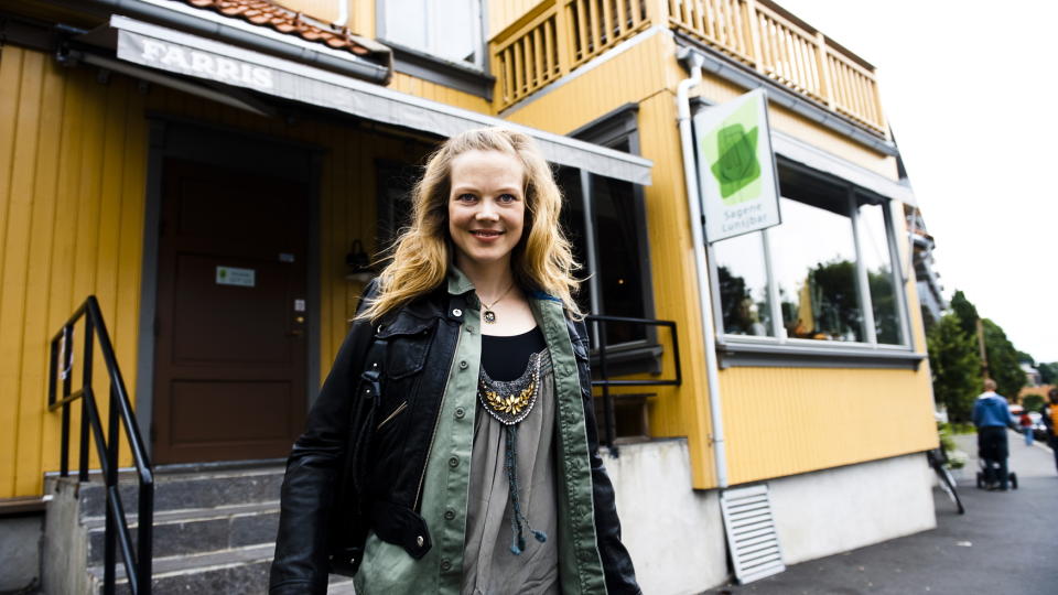 FIKK EN LITEN GUTT: N� tyder mye p� at den lille blir en bereidt ung herremann p� ny�ret n�r mamma mest sannsyling reiser ut p� turn� med stykket Drapene i Aalst. Foto: DAGBLADET/ H�kon Eikesdal.