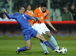 HER BLIR HAN SKADET: Det var etter denne taklingen fra Giorgio Chellini at van Persie skadet sin h�yre ankel. Foto: AP Photo/Sandro Perozzi/Files