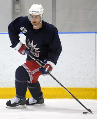 VETERAN: Markus N�slund p� treningsleir med NY Rangers i fjor. Foto: AP/Bill Kostroun