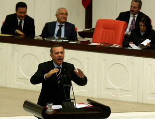 SAMLER ST�TTE FOR FREDSPLAN: Tyrkias statsminister Recep Tayyip Erdogan debatterer  fredsprosessen med PKK i det tyrkiske parlamentet i Ankara denne uka. Foto: AFP/ADEM ALTAN