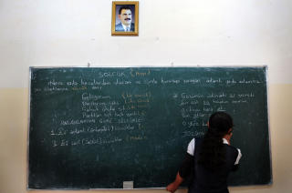 HAR FLYKTET FRA VOLD I TYRKIA: Her undervises det p� tyrkisk p� en skole i flyktningleiren i Erbil. Noen har ventet i 15 �r p� � f� komme hjem til landsbyene sine i Tyrkia. Foto: AFP/MUSTAFA OZER