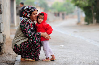 12000 KURDISKE FLYKTNINGER I NORD-IRAK: H�pet for disse er � f� komme tilbake til Tyrkia.  Bildet viser en kurdisk mor og datter i en flyktningleir i Erbil. Foto: AFP PHOTO / MUSTAFA OZER