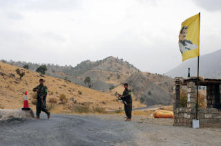 HAR SIN MAKTBASE I NORD-IRAK: PKK har sine viktigste baser i det kurdiske selvstyreomr�det i Nord-Irak. Dette er PKK-oppr�re ved en sjekkpunkt i Kandil-fjellene. Foto: AFP/MUSTAFA OZER