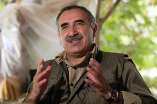 MOTSTANDER AV FREDSAVTALEN: PKK-leder Murat Karayilan sa i et intervju med AFP i oktober at den tyrkiske regjeringen f�rer kurderne bak lyset med de annonserte reformene. Han holder til i Kandil-fjellene i Nord-Irak. Foto: AFP/MUSTAFA OZER