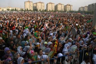 JUBLET OVER HJEMKOMSTEN: I Tyrkia ble PKK-oppr�rerne mottatt som helter. Vanligvis ville tyrkiske myndigheter ha arrestert dem. Foto: AP
