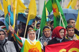 ER NEKTET GRUNNLEGGENDE MENNESKERETTIGHETER: Kurderne i Tyrkia er fors�kt tyrkifisert av myndighetene. Her demonstrerer hundrevis av kurdere i Strasbourg i protest mot fengslingen av Abdullah Ocalan. Foto: AFP/FREDERICK FLORIN