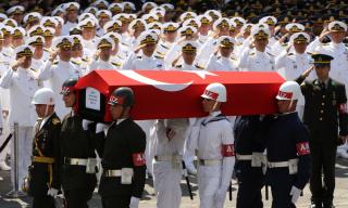 STERK MOTSTAND MOT PKK: I Tyrkia frykter nasjonalistene at fredsprosessen med PKK vil f�re til mer terror. Mange tyrkere har opplevd � miste noen i den 25-�r lange konflikten med PKK. Bildet viser begravelsen av en tyrkisk soldat som ble drept av PKK i september. Foto: AP/Burhan Ozbilici