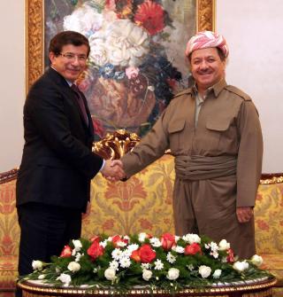 HISTORISK BES�K I KURDISTAN: I oktober bes�kte den tyrkiske utenriksministeren det kurdiske selvstyreomr�det i Nord-Irak. Her sammen med den irakisk-kurdiske lederen Massoud Barzani i Erbil. Foto: EPA/KAMAL AKRAYI