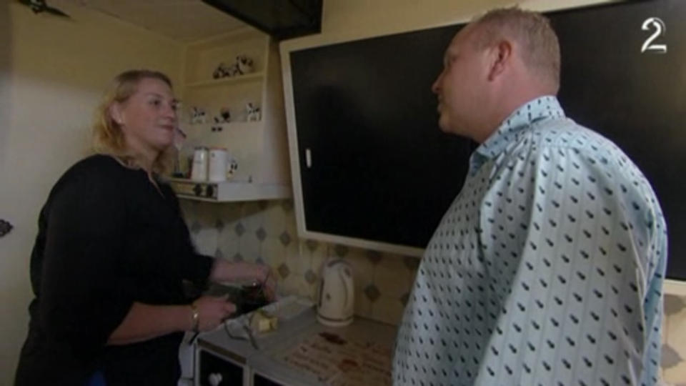 IRRITERT: Lisa fors�kte � holde maska, men var tydelig irritert da Clas kom tilbake etter � ha sneket seg ut med Ann-Marie. - Jeg ble irritert, men ikke akkurat sjokkert, sier Lisa til Dagbladet. Foto: TV 2
