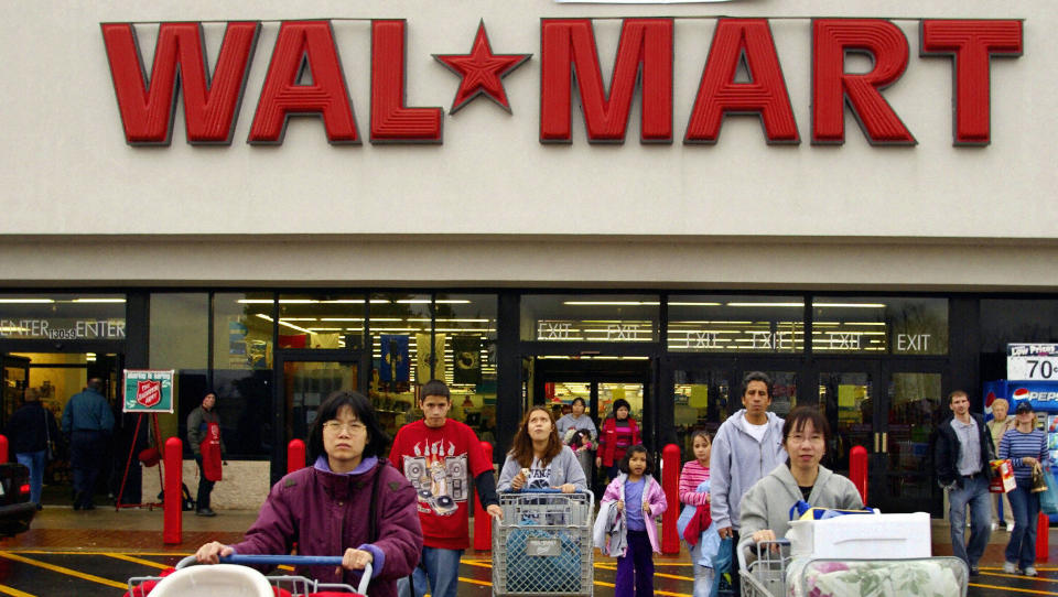 BRUKTER BARNEARBEIDERE: Sm�barn jobbet som b�rplukkere for en Wal-Mart-leverand�r. Foto: Scanpix