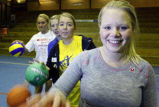 TRENER HARDT:  Charlotte Runden (foran) og jentene ved idrettslinja p� St Hallvard videreg�ende skole i Lier l�rer helt andre verdier enn hva de leser p� blogger om trening og kosthold. Foto: Hans A. Vedlog