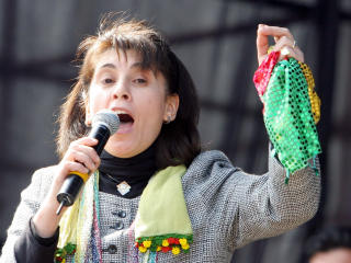 BLE FENGSLET: Den kurdiske politikeren Leyla Zana ble l�slatt i 2005. Tyrkia definerte kurdisk politisk virksomhet som separatisme. Det ble forbudt og kunne medf�re strenge straffer. Det hjalp ikke at Zana satt i Tyrkias nasjonalforsamling. Foto: AP/Burhan Ozbilici