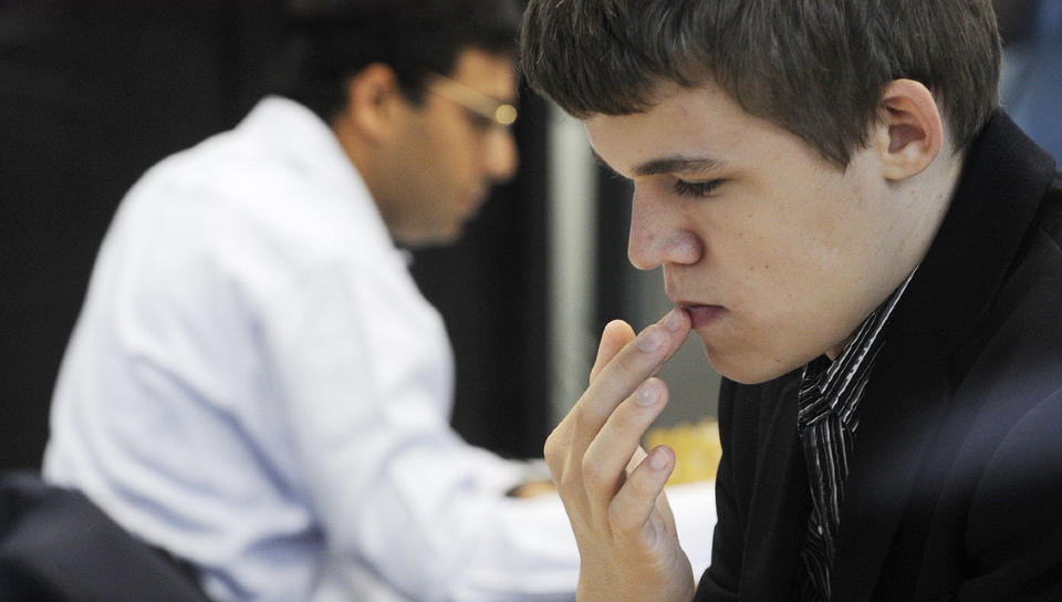 SLO VERDENSMESTEREN: Magnus Carlsen slo indiske Viswanathan Anand (i bakgrunnen) i hurtigsjakk i Kristiansund. Foto: Rafa Rivas, AFP/Scanpix