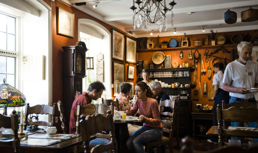 S�ndagsstemning: Frokostsalen er liten men velfylt.