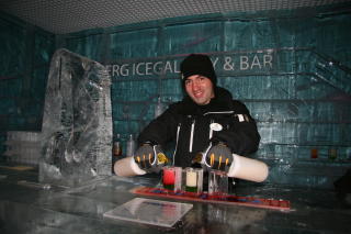 ISBAR:Christoffer frister med en Absolut G�teborg p� Ice Bar & Gallery.