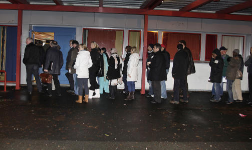 K�: Det var lang k� i forkant av m�tet. 170 personer m�tte opp i samlingssalen p� Haugen skole p� Furuset i kveld. Foto: Jacques Hvistendahl/Dagbladet