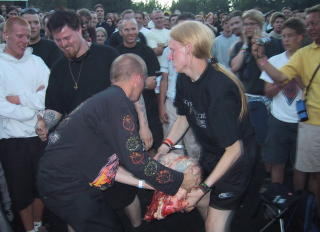 GRISEHODE: I 2001 slåss publikum om grisehodet Mayhem kastet fra scenen på Quartfestivalen.
FOTO: BJØRN K. BORE/DAGBLADET.NO GRISEHODE: I 2001 slåss publikum om grisehodet Mayhem kastet fra scenen på Quartfestivalen.
FOTO: BJØRN K. BORE/DAGBLADET.NO