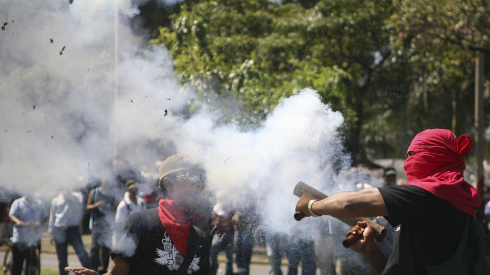 PROTESTERTE: Studenter i Nicaragua kastet hjemmelagde bomber i protest mot nedskj�ringer i budsjettet for universitetene. Foto: REUTERS/Oswaldo Rivas/SCANPIX