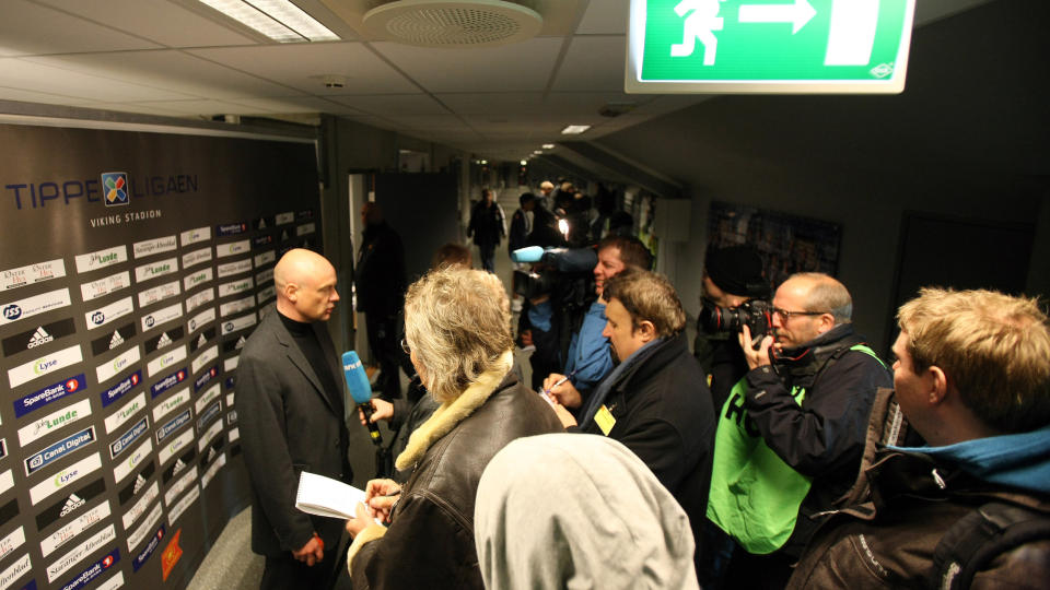 I STRUPEN P� PRESSEN: Uwe R�sler tok et n�del�st oppgj�r med pressen, og s�rlig lokalt media, i sin siste pressekonferanse i Viking. 

Foto: Alf Ove Hansen / Scanpix