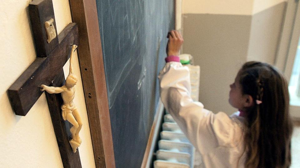 KORS I KLASSEN: Debatten tilspisser seg etter at den europeiske menneskerettighetsdomstolen har vedtatt at krusifikser i italienske klasserom er i strid med menneskerettighetskonvensjonen. Foto: EPA