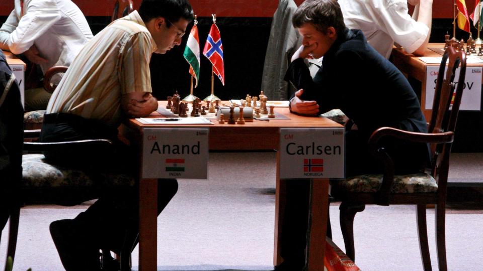 NORSK-INDISK DUELL: Magnus Carlsen leder foran Viswanathan Anand n�r en dag gjenst�r av lynsjakk-VM i Moskva. Arkivfoto: EPA/Sergio Maldonado