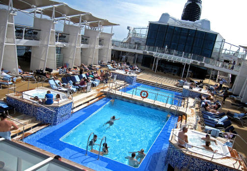 SOL OG BAD: En svalende dukkert er alltid popul�rt etter noen timer i solsenga. Her fra Celebrity Equinox. Foto: Eivind Pedersen