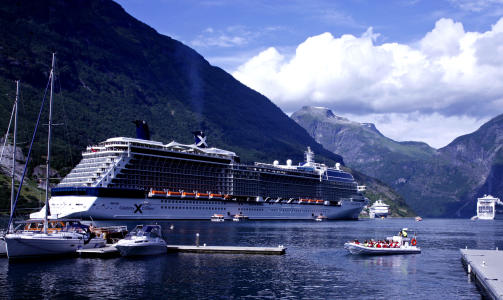NORSKE FJORDER: Bransjefolk mener at vi bare har sett begynnelsen p� cruisefeberen i norske fjorder. Stadig flere lar seg friste av verdensarvfjordene. Her fra Geiranger en augustdag i �r da tre skip var p� bes�k. Foto: Eivind Pedersen