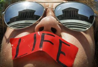 ABORTMOSTAND: Den 36 �r gamle h�yesterettskjennelsen Roe v. Wade, fastslo at amerikanske delstaters forbud mot abort er i strid med kvinners konstitusjonelle rett til selv � avgj�re om de vil ta abort eller ikke. Foto: REUTERS/Jonathan Ernst