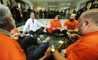 SIT-IN MOT HELSEREFORMEN: Gruppa Mobilize for Health Care demonstrerte nylig mot helereformen, som de mener vil f�re til at familier f�r mye h�yere utgifter til helse. Foto: AFP/Mark RALSTON